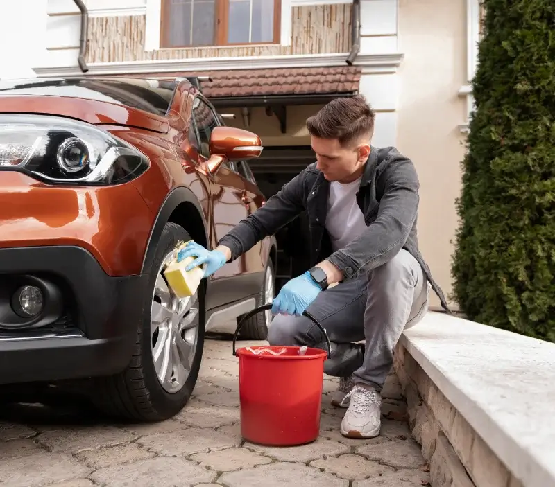 Lavage auto à domicile Grez-Neuville : professionnel intervenant sur un véhicule